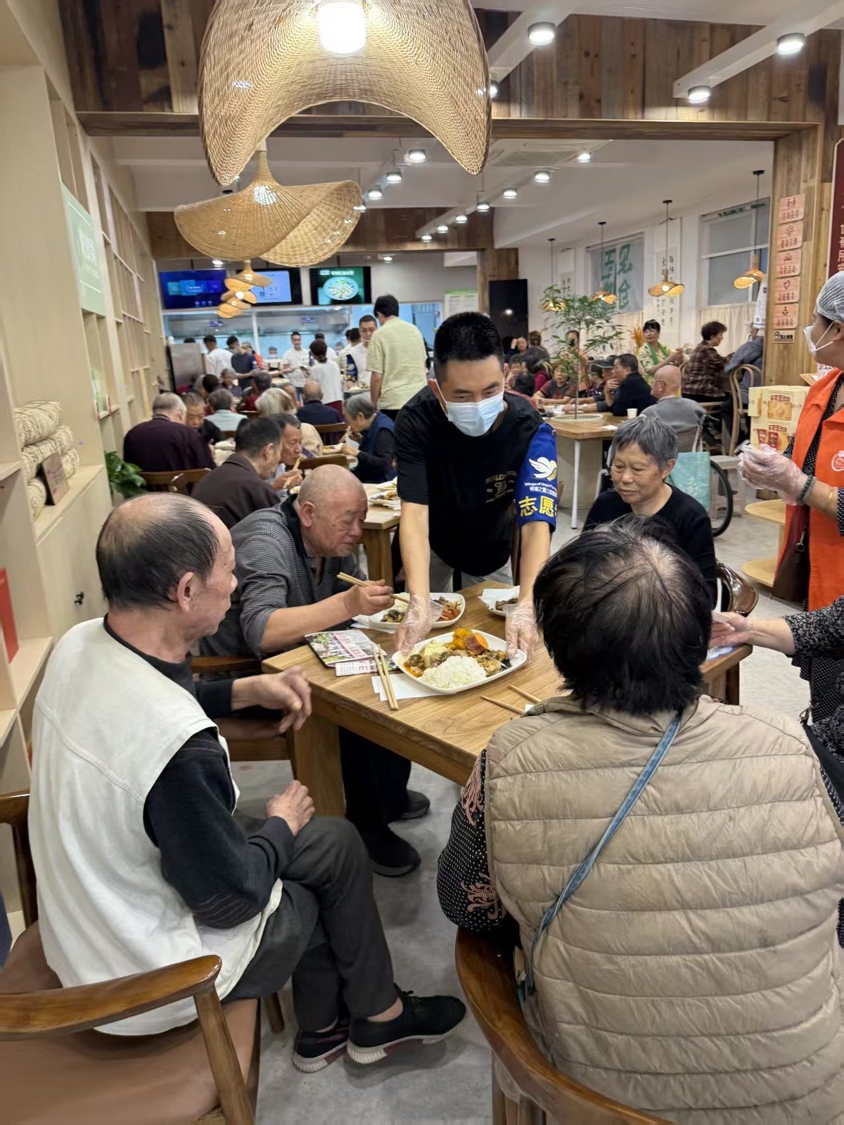为长者送餐到桌