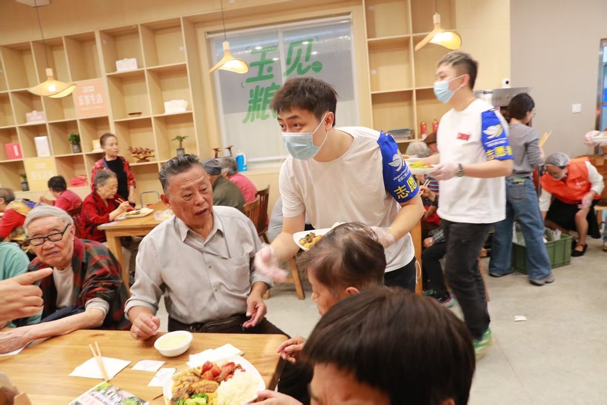 把热饭递到长辈面前