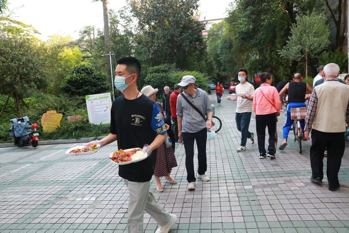 端着餐盘送到门外
